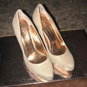 BCBG Platform Pump